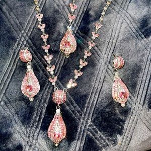 Necklace with earrings and tikka